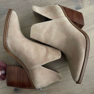Vince Camuto Gigietta Bootie 9 Tortilla Suede